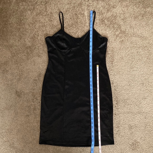 Liz & Sara plain black satin form fitting mini dress, extra large - Picture 7 of 11
